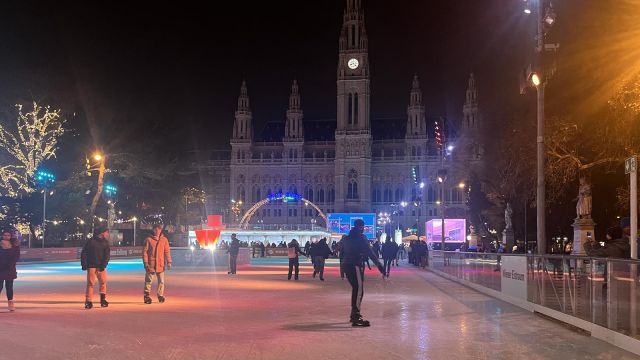 Vienna: Ice Skating at City Hall © R.Vidmar / echonet.at