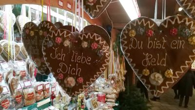 Christmas Market Stall with Hearts of Gingerbread © echonet.at / rv